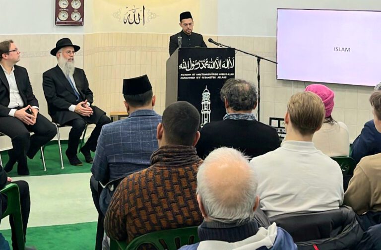 Menschen verschiedener Glaubensrichtungen im freundlichen Gespräch