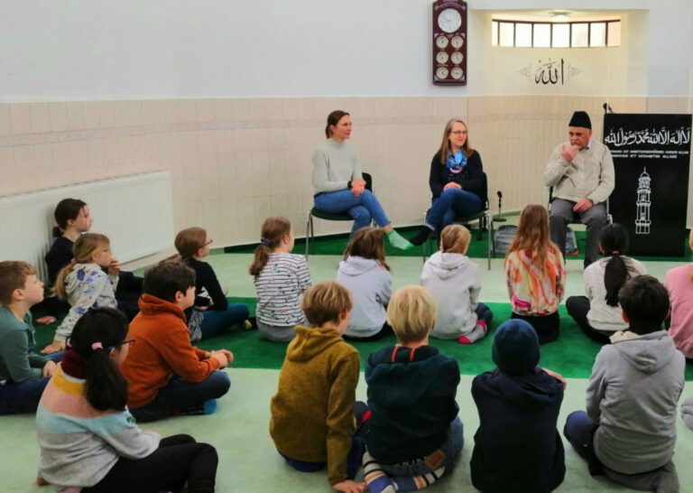 Kindergartengruppe bei einer Führung in der Moschee