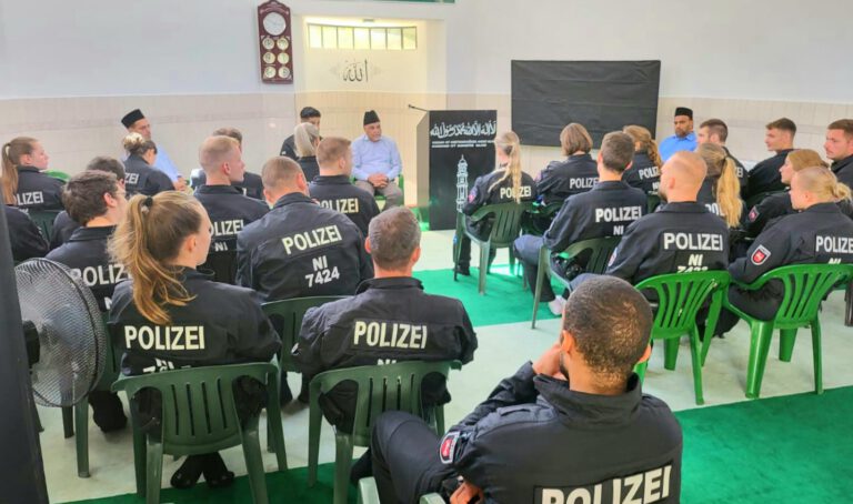 Polizeibeamte im Gespräch mit Gemeindemitgliedern